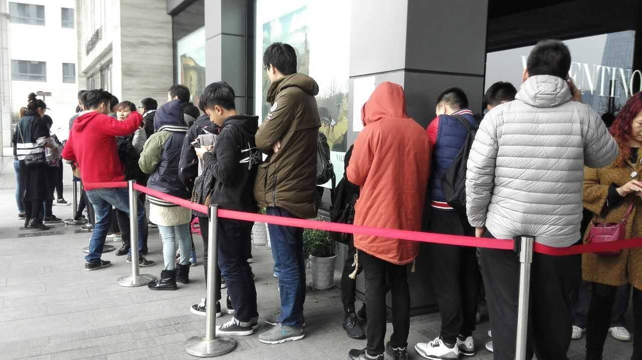 迪士尼一男孩插队被制止后怒怼:我就不排,臭老娘们!