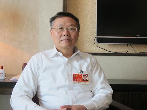 这个"何老师"经常上新闻联播, 身家20亿的他竟然没读过大学!