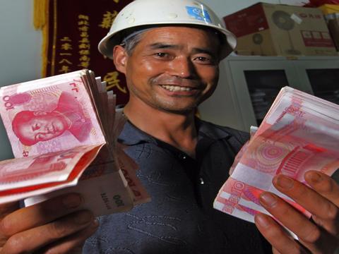 120万元工资被讨回,民工放鞭炮感谢,领钱时脸上笑开了花