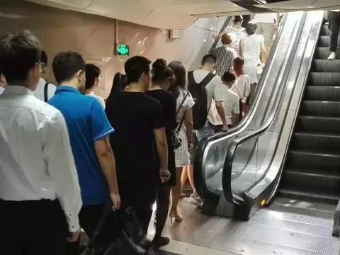 尴尬了!中山广场7部自动扶梯5部停运,早高峰市民排队“爬”扶梯|中山广场|大观|市民_新浪新闻