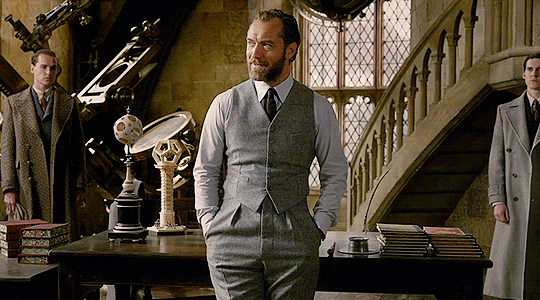 帅惨的教授由裘德·洛扮演的年轻版邓布利多在预告里一出现,哈迷们