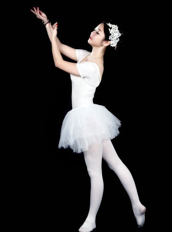 一个翩翩起舞的芭蕾舞女孩
