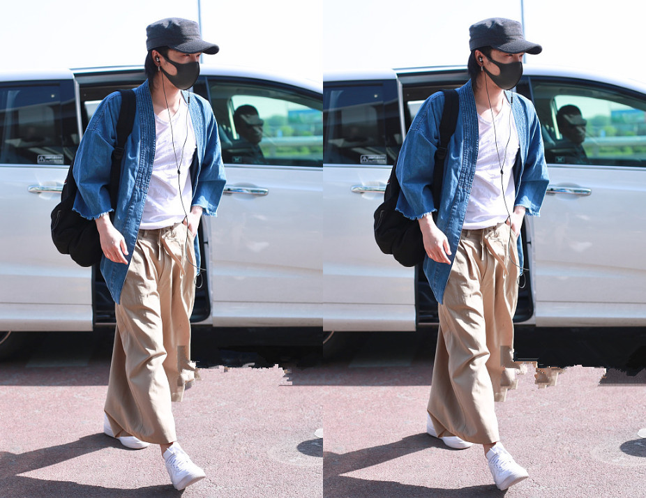 28岁华晨宇会玩!穿这么宽的裤子就去机场,网友:没这颜值你别穿