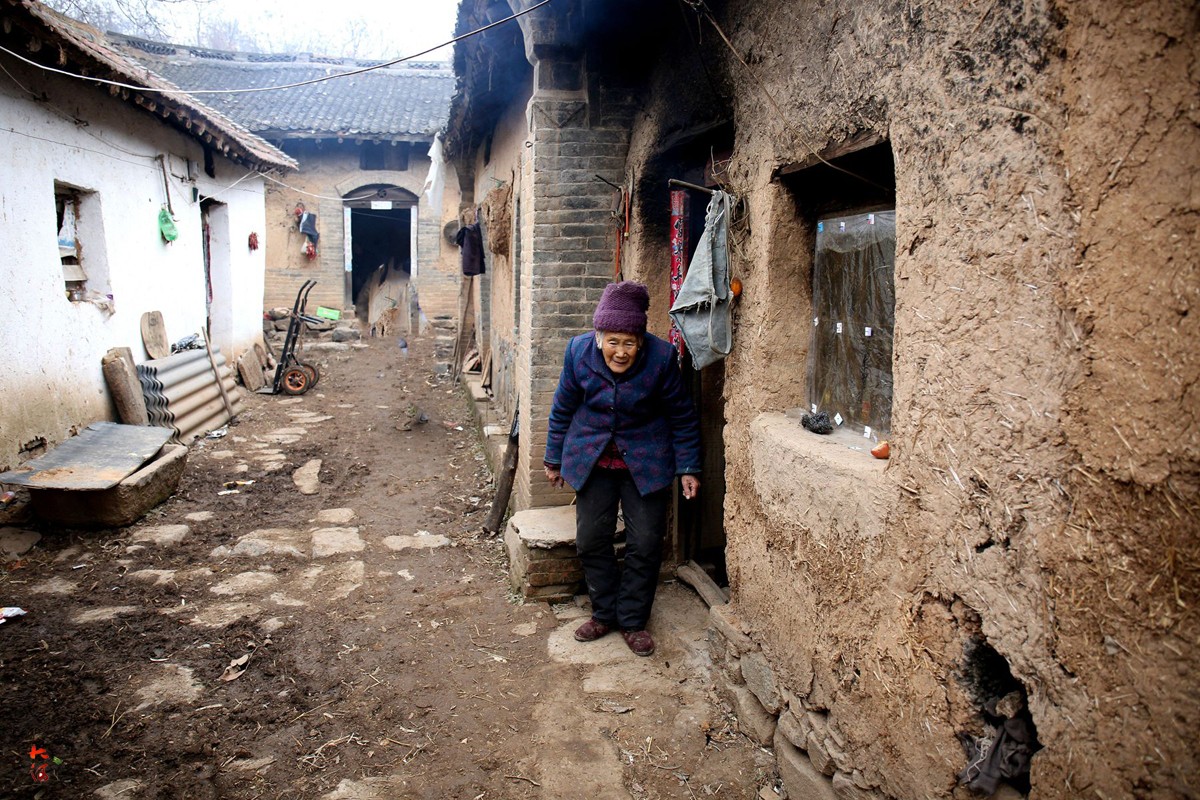 8旬老人土坯房内照顾60岁儿子曾收千元假钱一年后搬进新房