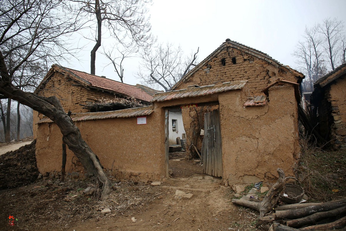 8旬老人土坯房内照顾60岁儿子,曾收千元假钱,一年后搬进新房