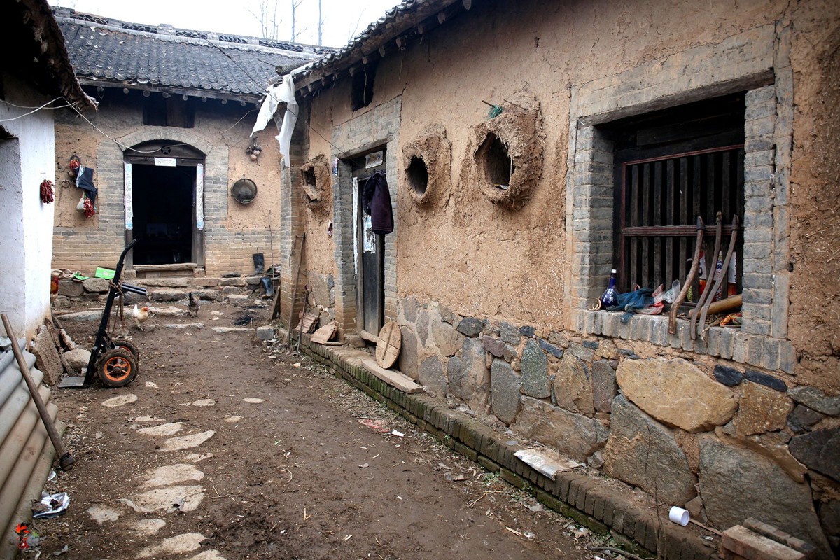 8旬老人土坯房内照顾60岁儿子,曾收千元假钱,一年后搬进新房