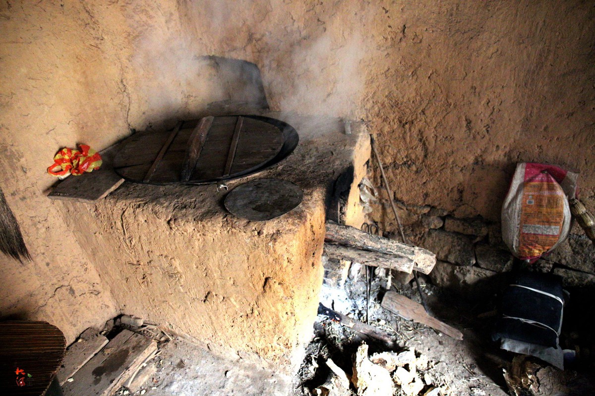 大儿子把一个缝衣针吃进肚子里,之后就一直说肚子疼,因农村医疗条件差