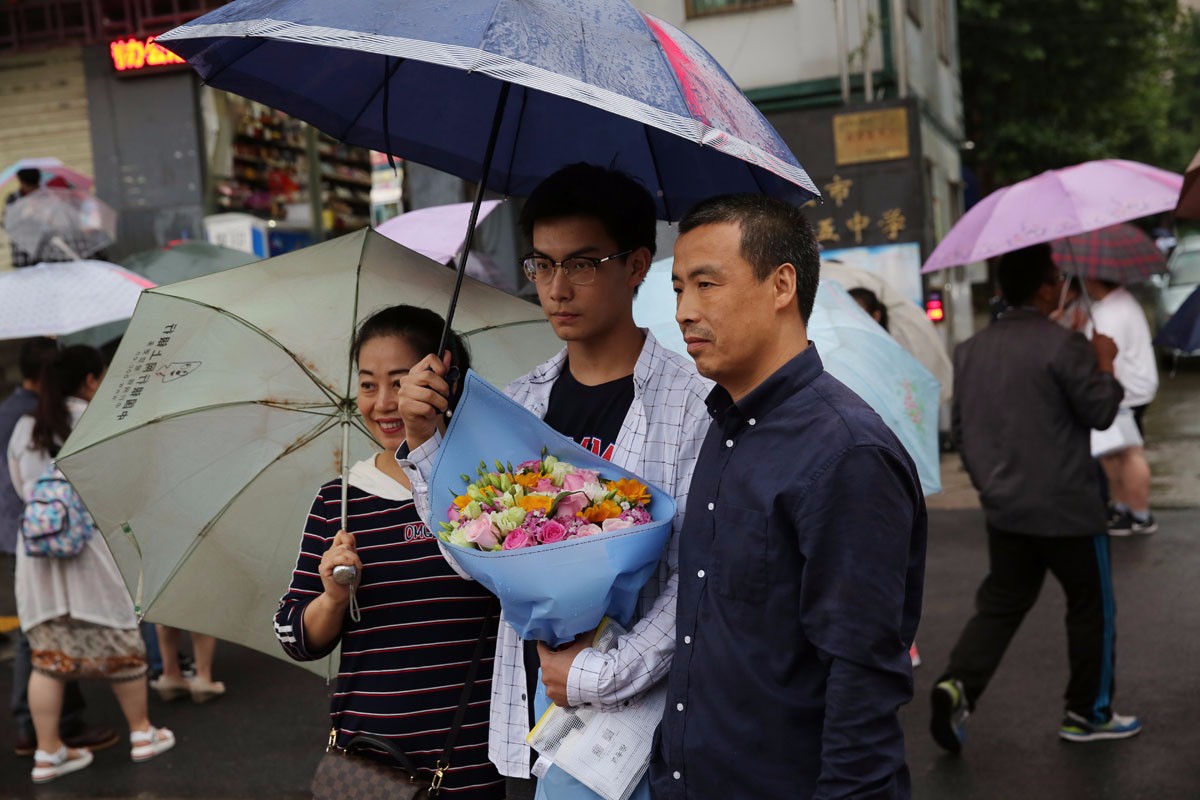 梦见没下雨骑马撑伞走不完的人？