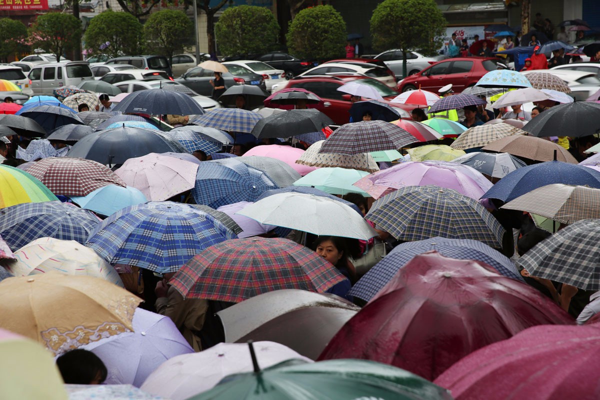 首批“00后”结束高考 雨中家长撑伞等候现最壮观伞花|00后|撑伞|高考|考场|校门口_新浪新闻