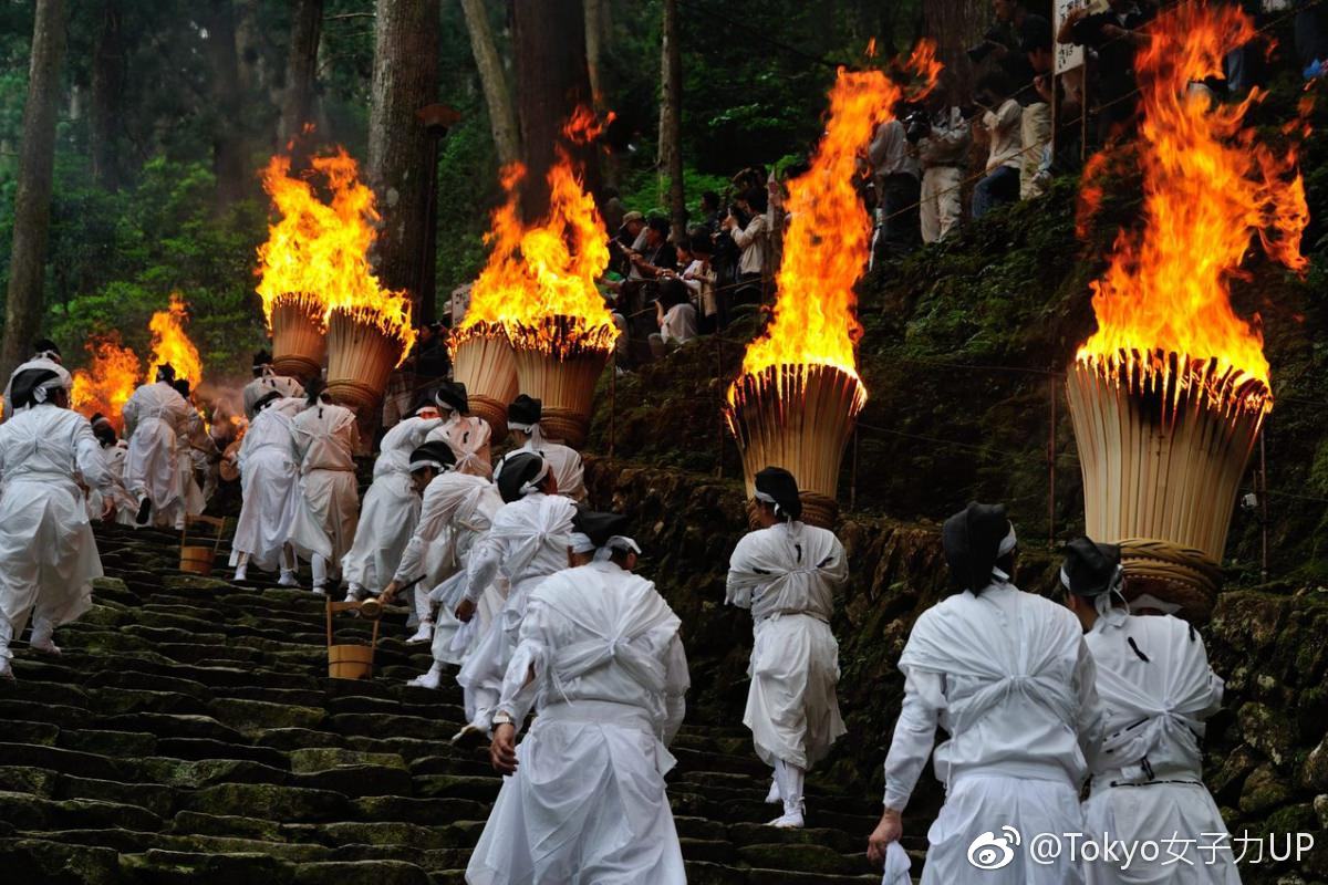 熊野那智大社举办的例行祭祀祭典,且被指定为日本重要无形民俗文化财