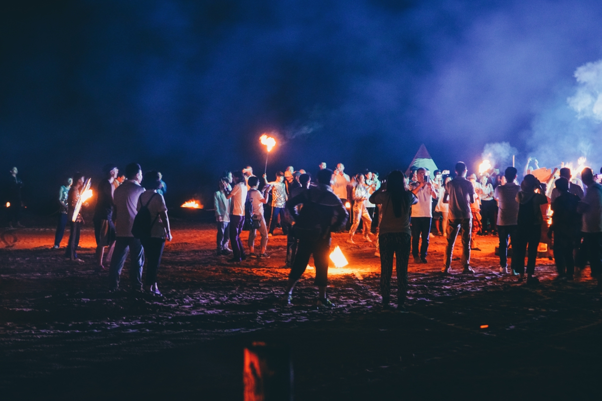 激情的户外篝火晚会