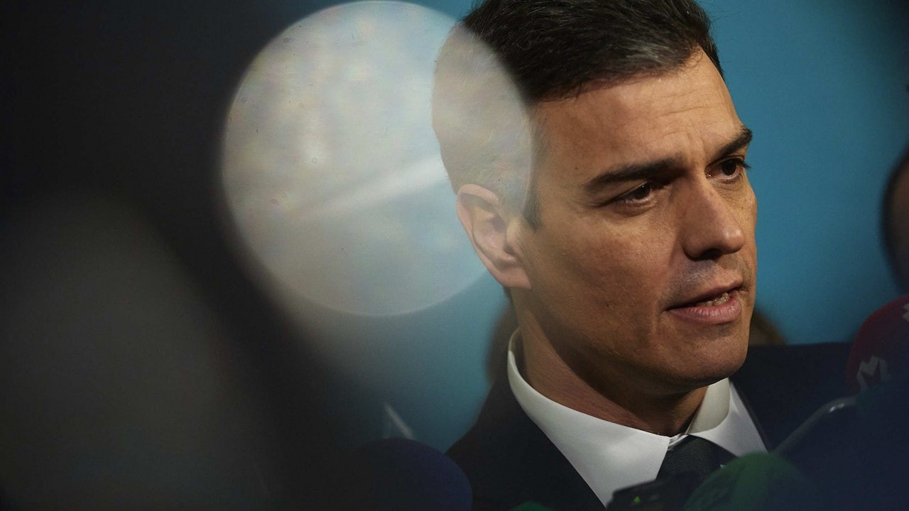 party)陷入贪污丑闻,遭社会党领袖桑切斯(pedro sanchez)拉下台并接任