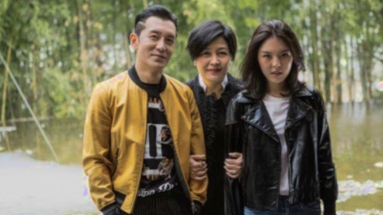 哈文晒一家3口合照,李咏发型成最大亮点,网友:这也太帅了!