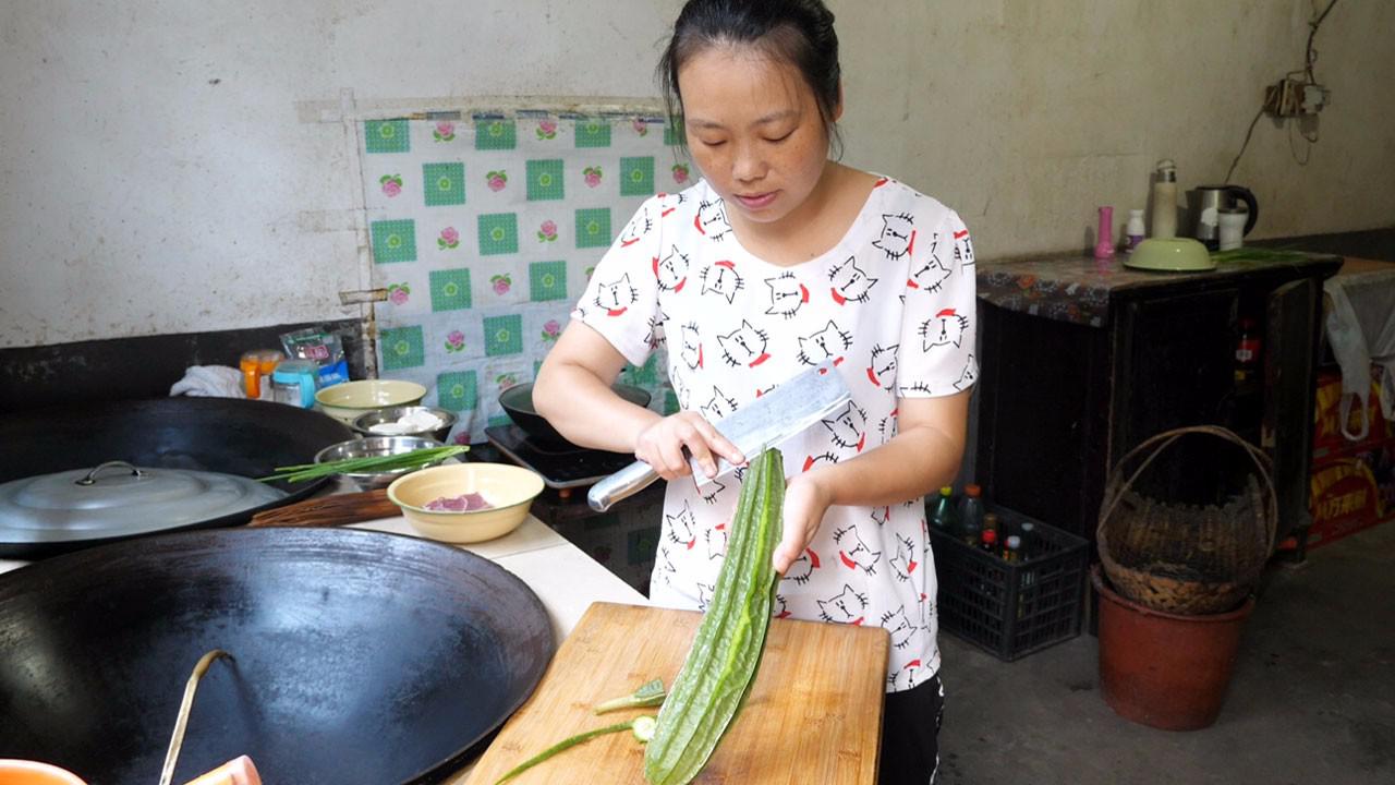 农村媳妇炒完两个菜,最后才煮汤,自嘲一孕傻三年看来是真的