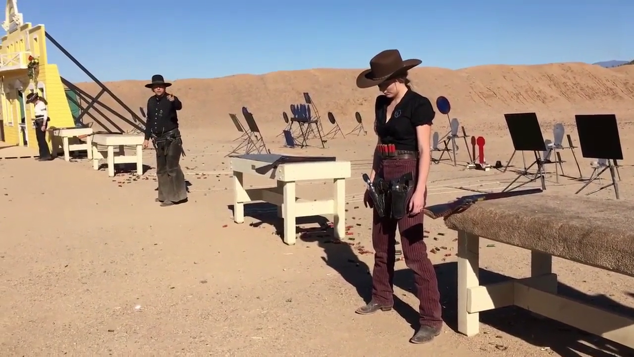 西部女牛仔的枪法,出枪手法快如闪电相当犀利