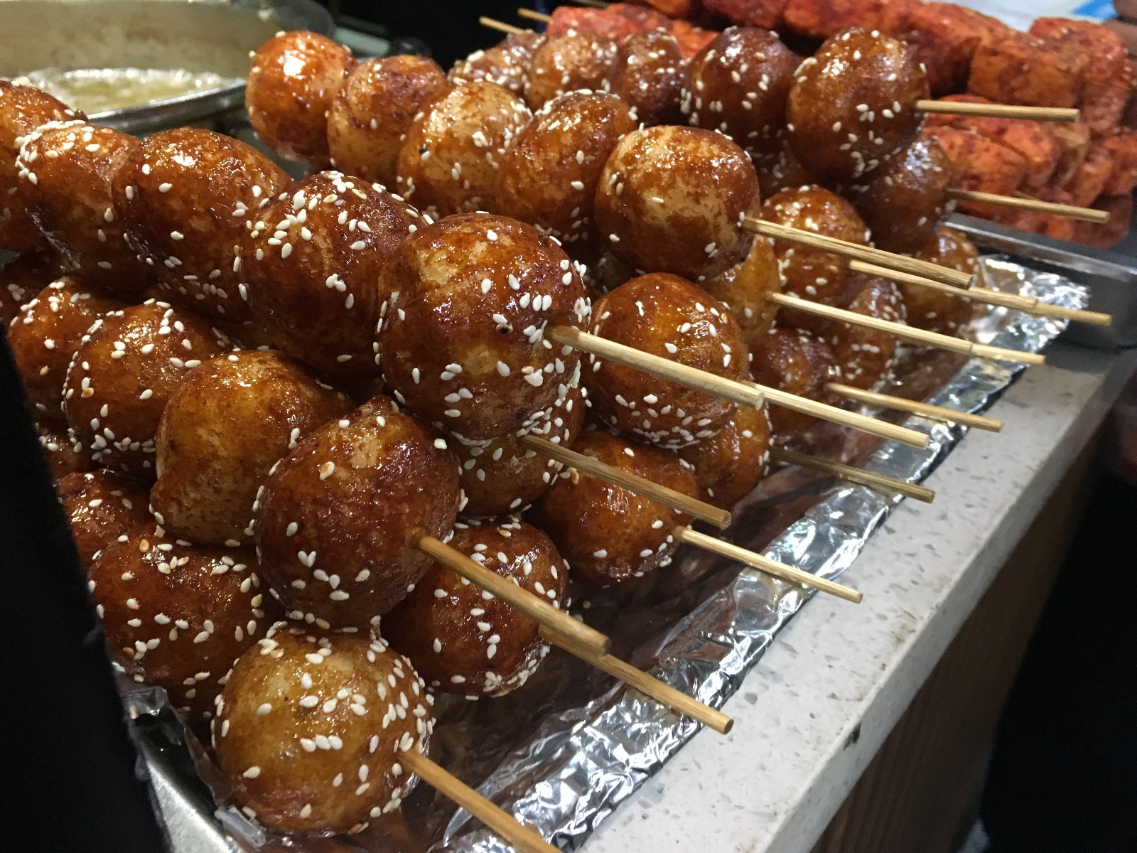 大妈摆摊卖"芝麻球球",10元一串,口感独特,一天能卖300多串