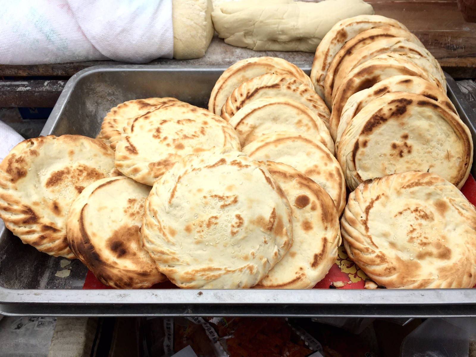 李庆轩说,这种烧饼是魏县的特色小吃,在其他地方没有.