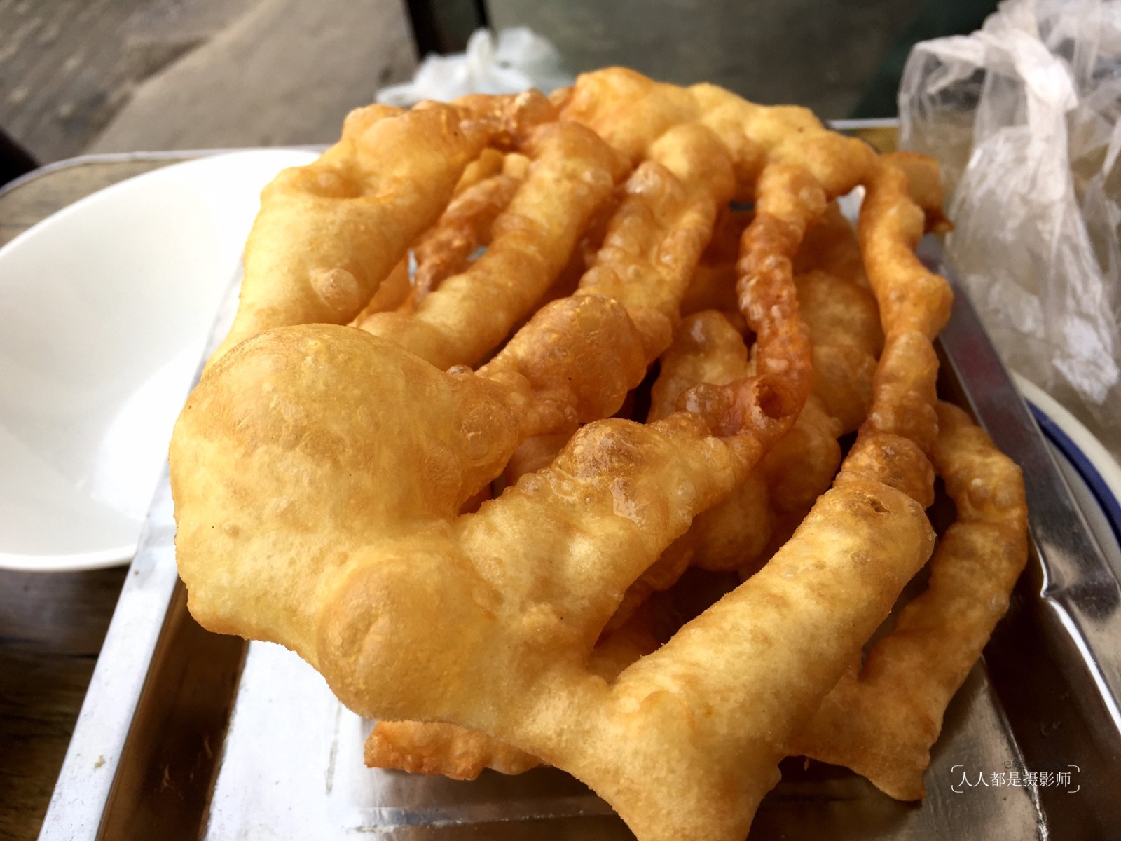 在河北省魏县,有一种叫气布袋(当地口语)的美食,当地人喜欢在早晨的