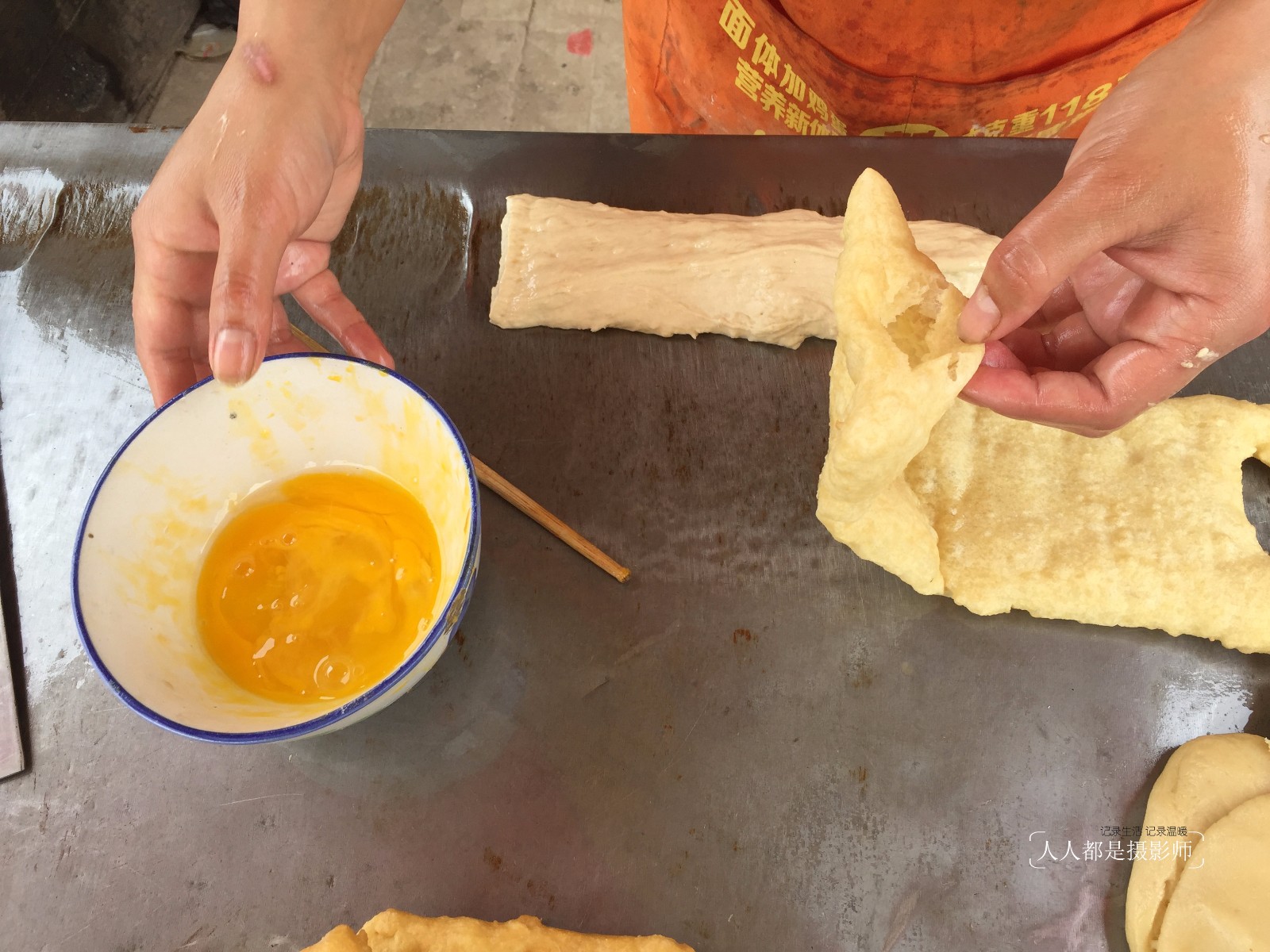 在刚才炸半熟的"布袋"边上,撕开一个口子,将鸡蛋加点盐搅拌均匀后,灌