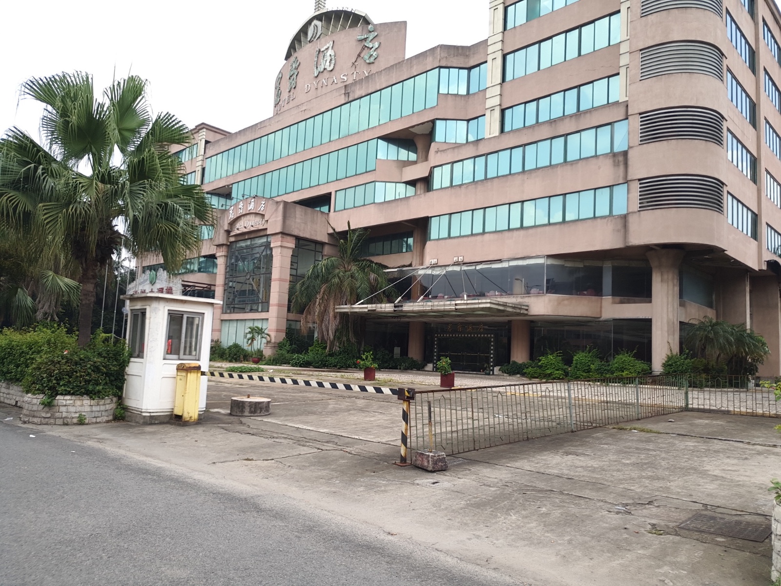 广东东莞:实拍万江镇曾经最豪华的君爵酒店,如今却只剩一保安了