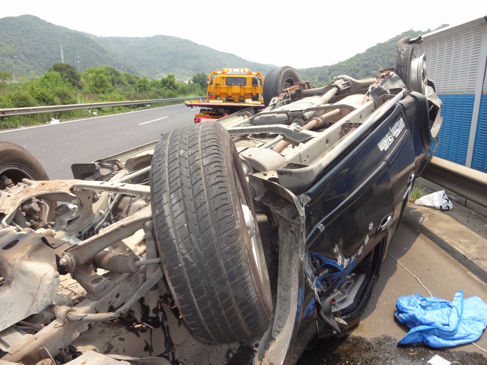 皮卡车翻车 过路驾驶员纷纷停车伸出援手