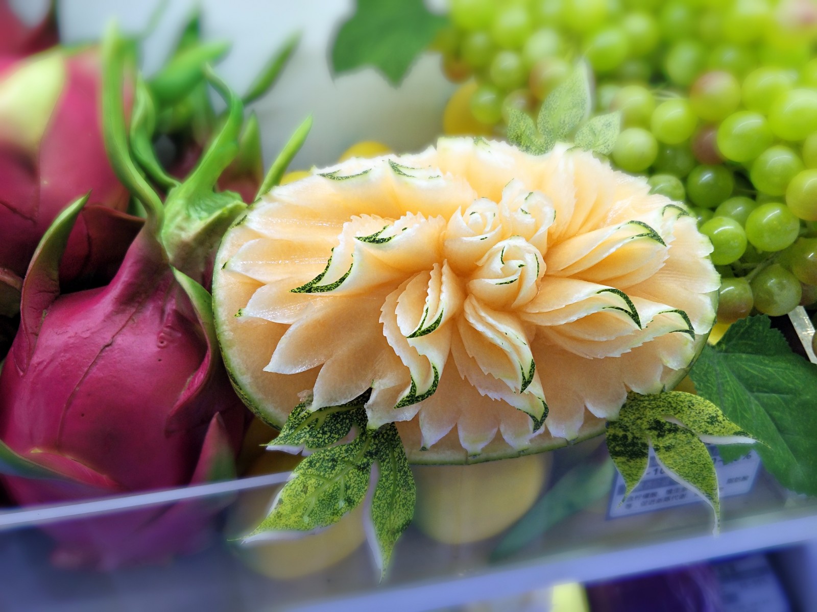 南瓜“凤凰”、萝卜“玫瑰”……蔬果巧变艺术品，果雕妙手竟如此惊艳