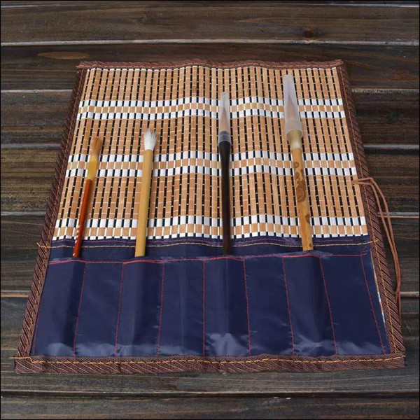 笔帘是携带和收存毛笔的工具,主要用途