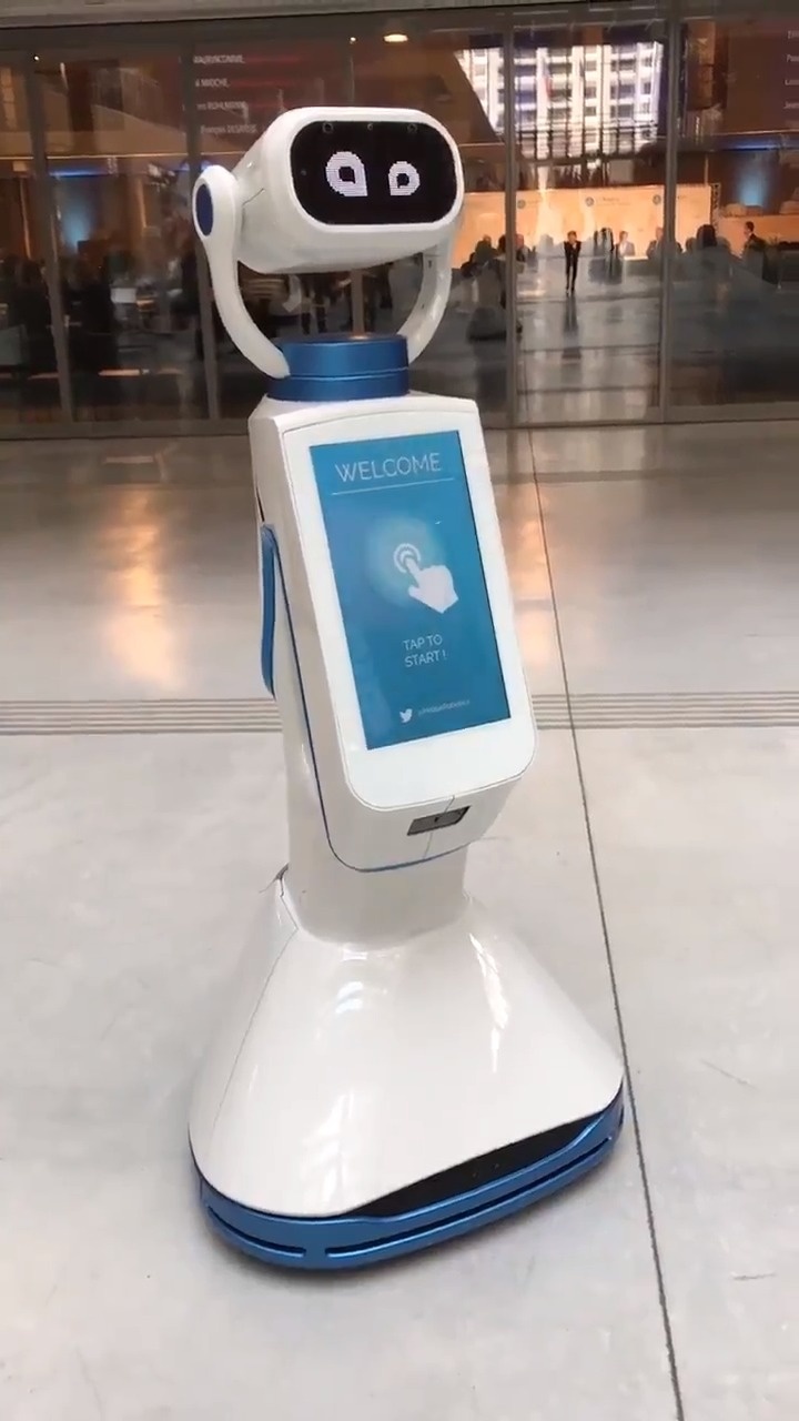 机器人新闻 一家法国公司发布了他们的无人驾驶出租车,很脑洞的是车门