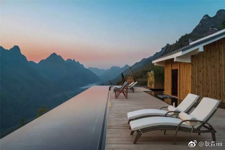 贵州民宿匠庐·阅山，坐落于黄果树瀑布附近的蛮寨村，面朝峡谷