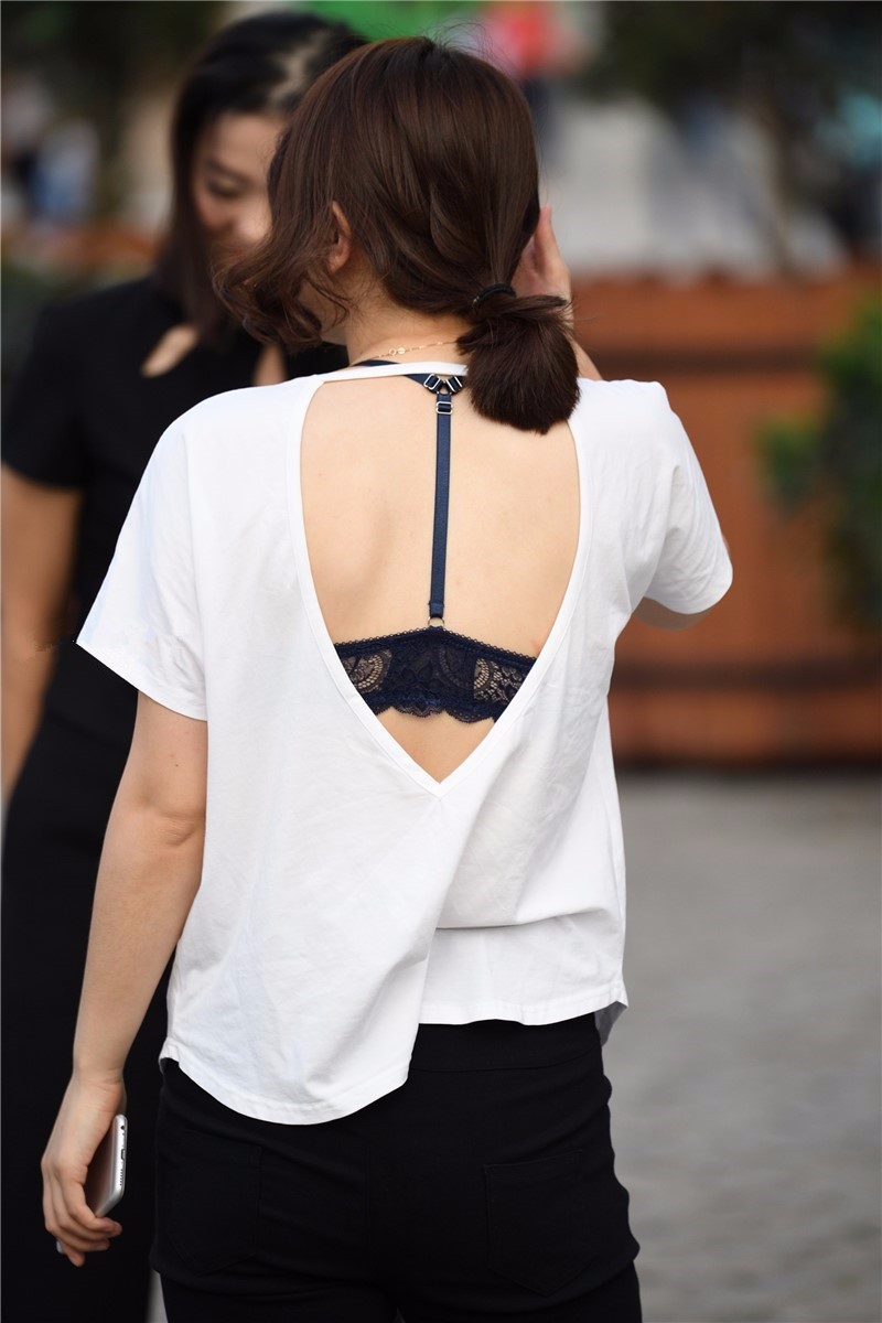 路人街拍,白色露背装美女,和她自信微笑的黑色套装闺蜜