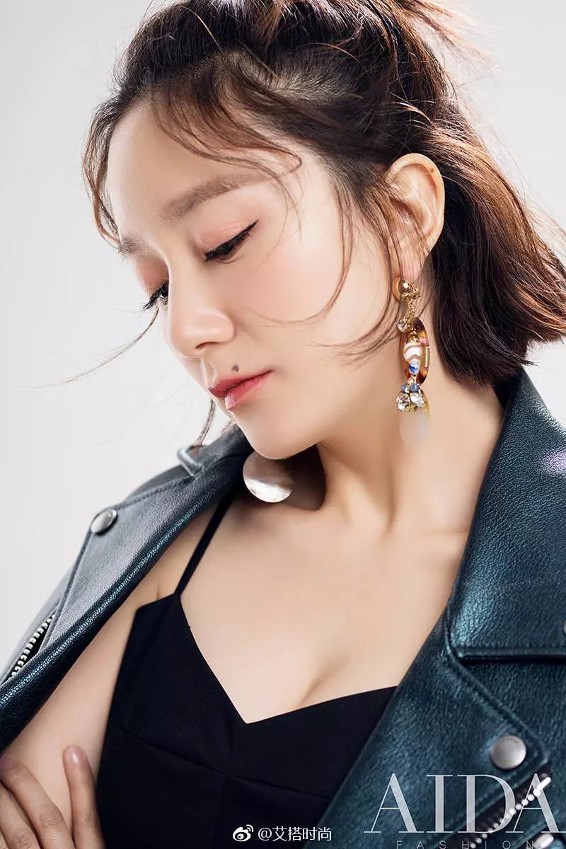 还记得《龙门镖局》的吕青橙吗?她现在长这样