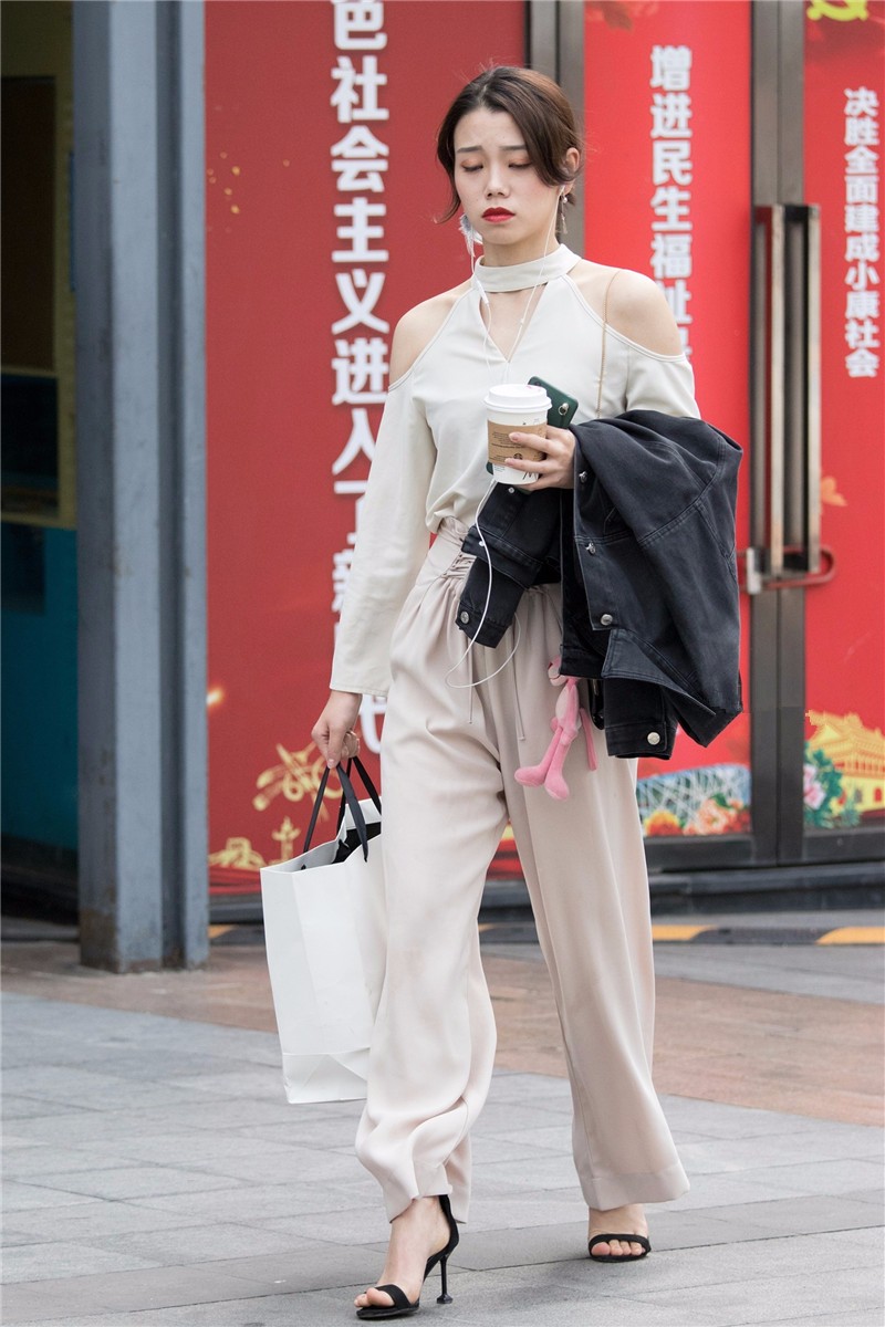 路人街拍,眉宇间有些哀愁的中分短发美女,穿搭清凉又飘逸_新浪看点