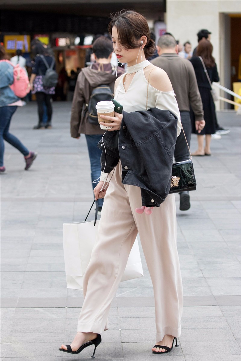 路人街拍,眉宇间有些哀愁的中分短发美女,穿搭清凉又飘逸_新浪看点