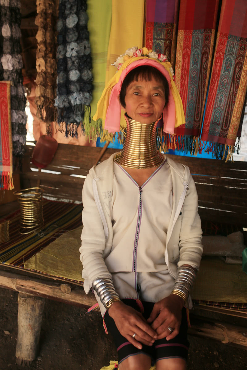 走进神秘长颈族部落取下铜环的样子太可怕