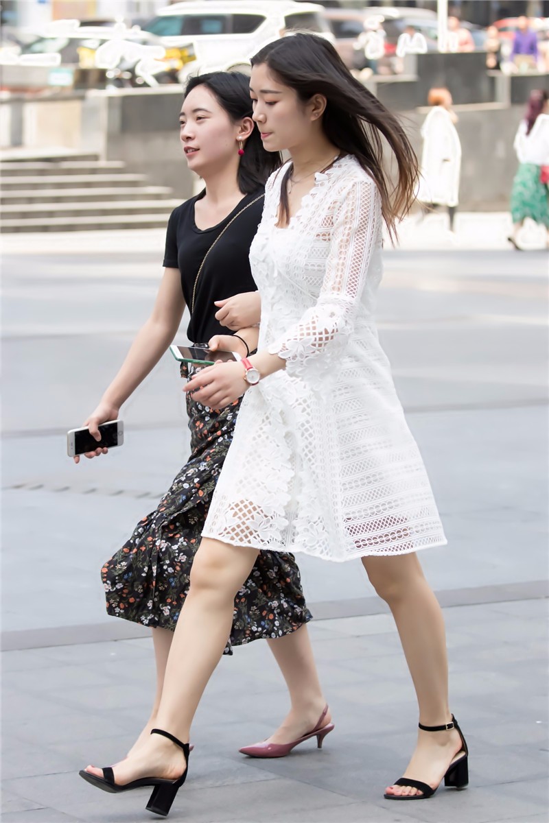 路人街拍,白色镂空连衣裙美女,和她背着单肩包的闺蜜