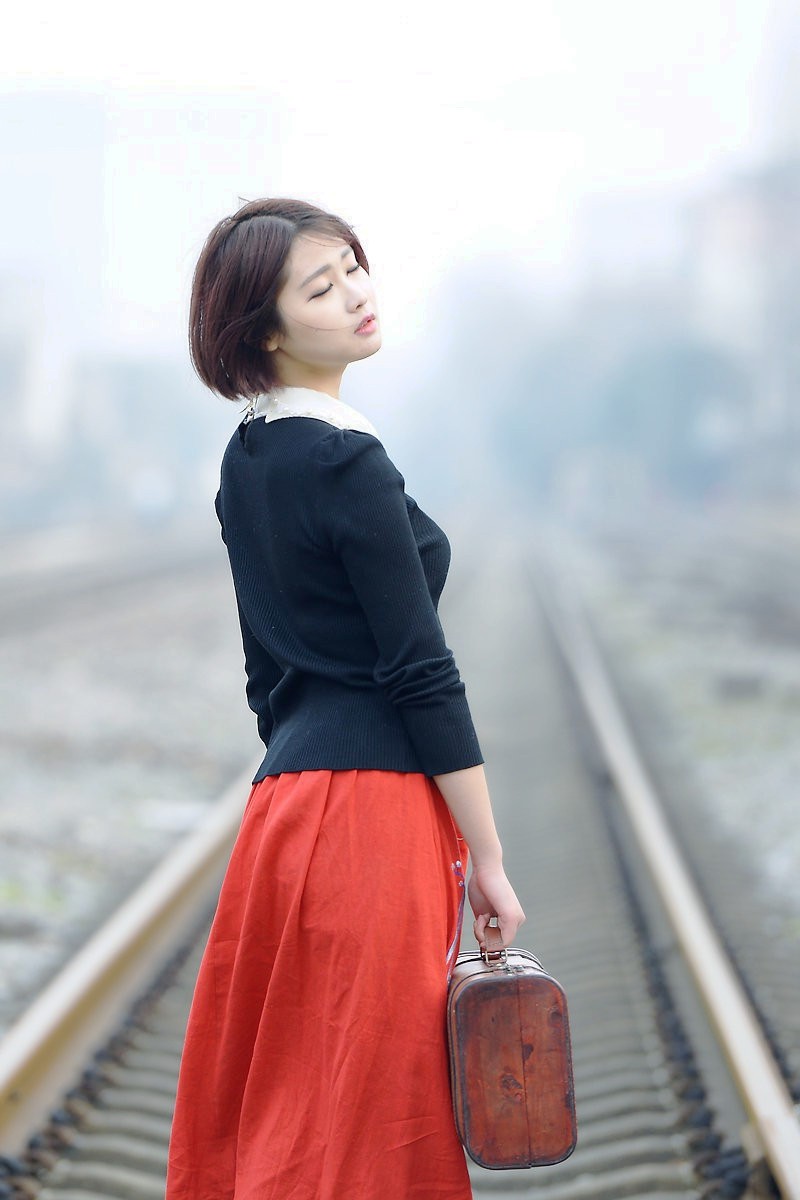 一个人行走在铁路上的唯美女孩!_新浪看点