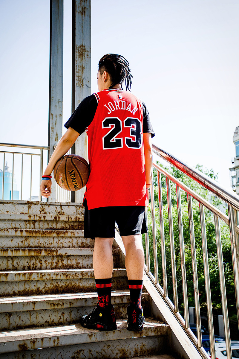 nike 还推出了 michael jordan 的公牛队特别款球衣,让更多的人为之