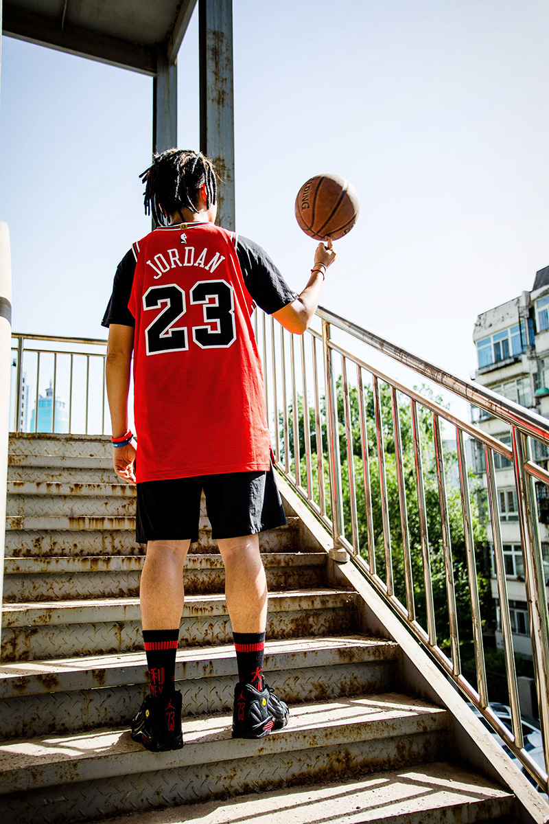 nike 还推出了 michael jordan 的公牛队特别款球衣,让更多的人为之