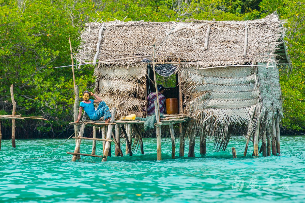 巴瑶族人只能在浅海的珊瑚礁上搭建房子以海为家