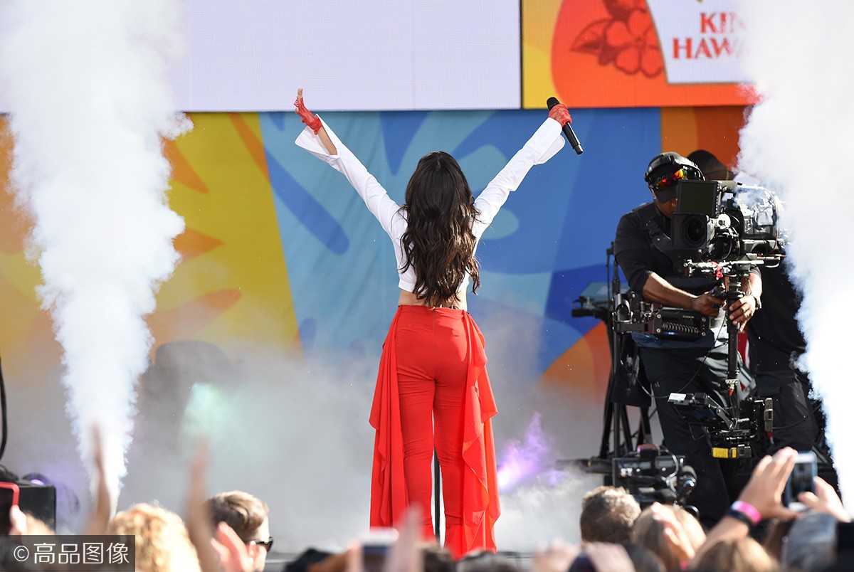 卡妹一改性感路线,青春装扮亮相gma夏季音乐节