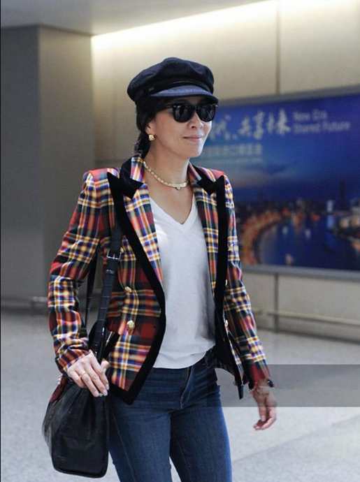 刘嘉玲现身机场 曼妙身姿回眸浅笑亲和力十足贵妇气十足