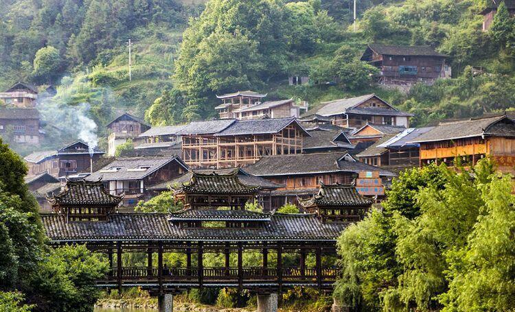 世界上最大的苗族聚居村寨, 有1200多户人家, 你去过吗?|吊脚楼|风雨桥|苗族_新浪新闻
