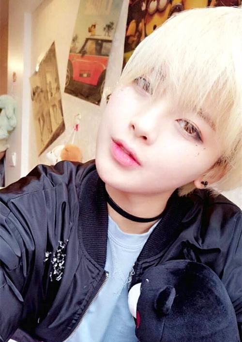 整个人气质就变了,没有了长发的清纯甜美,变得像是个小太妹,不过是