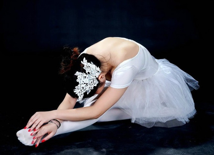 一个翩翩起舞的芭蕾舞女孩