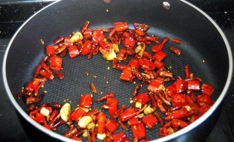 辣子鸡, 吃得就是这股劲爆辣! 吃着才过瘾