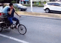 搞笑gif:说出来你可能不信 我今天骑三轮车 捡了个新娘子