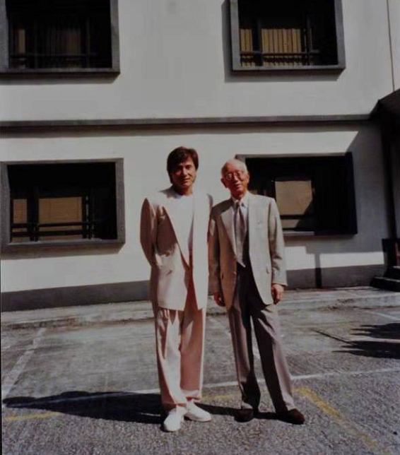 成龙发文沉痛悼念香港电影巨匠邹文怀,感叹自己的命都是他救的!