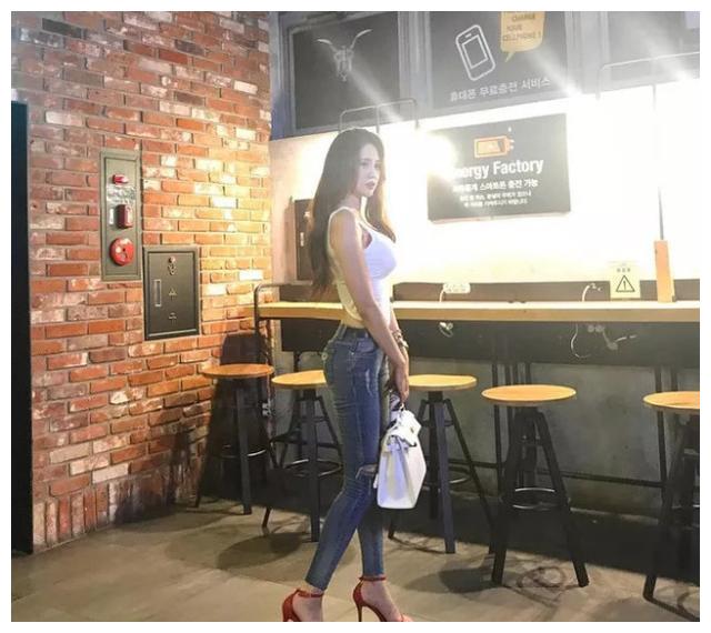 时尚街拍，牛仔裤穿出来帅气的感觉，彰显美女们的美丽身姿！