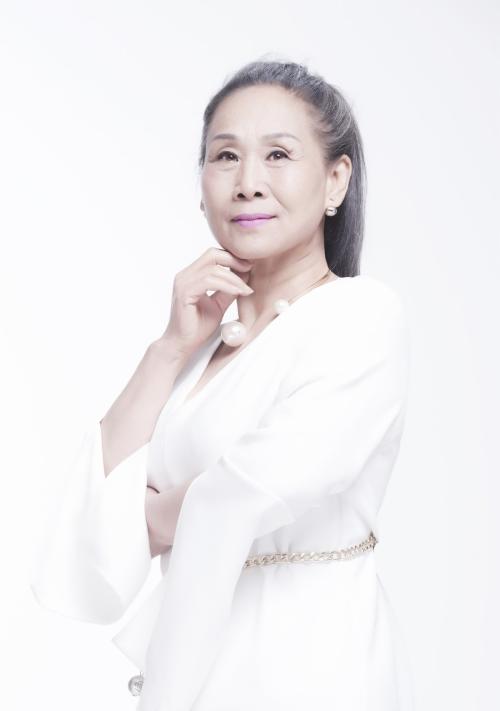 苇青,出生于河南省平顶山市,年轻时一直从事话剧,小品等文艺表演,直到