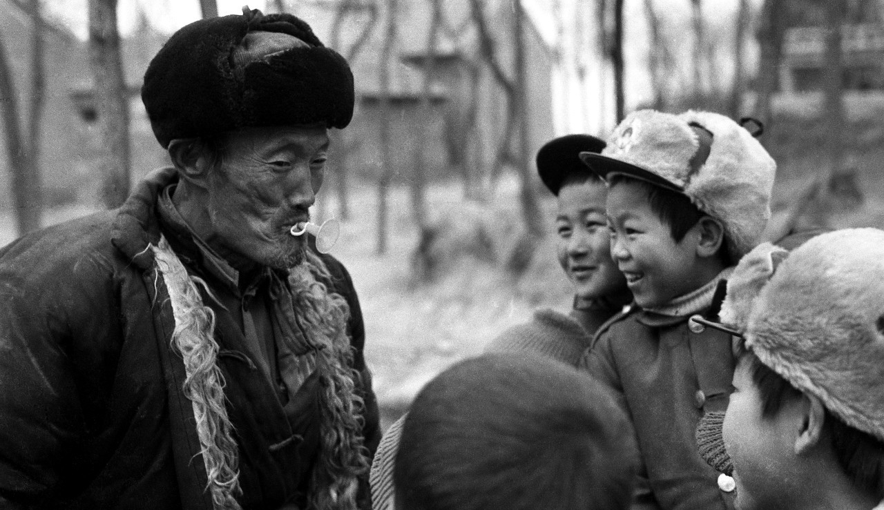 70年代的农村老照片过年前的农村集市卖糖卖围巾热闹得很